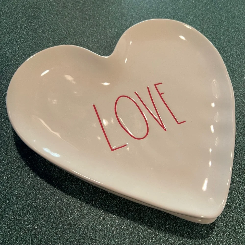 RAE DUNN KISSES & LOVE HEART SHAPE PLATES Set of 2 NWOT - Picture 3 of 11